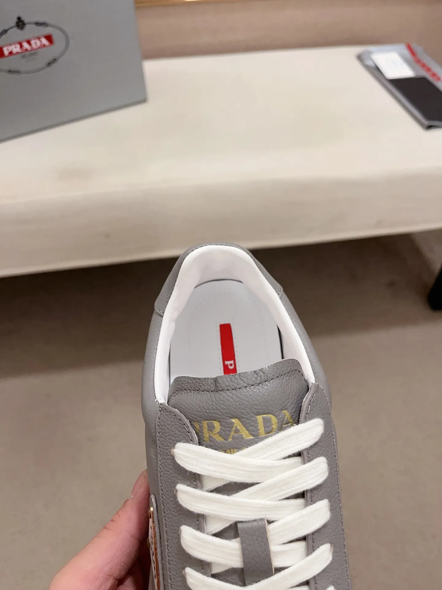 Men's Men's Shoes 💰 500💰 ✔️✔️✔️Higher version High-quality new PRADA (Prada) counters are launched simultaneously. The new men's shoes and 😘fabrics are made of high-tech glue-making technology. Lining: Full cowhide lining. 👍🏿 High-end ☄️ air-cushion molded anti-slip rubber outsole, exquisite lines, simple and elegant, comfortable and high-end for leisure travel. Code number: 38 to 44 (45 can be customized and cannot be returned or exchanged)
